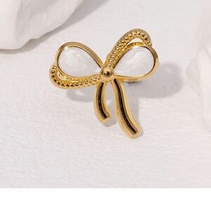 Gorgeous Gold and White Bow Ring